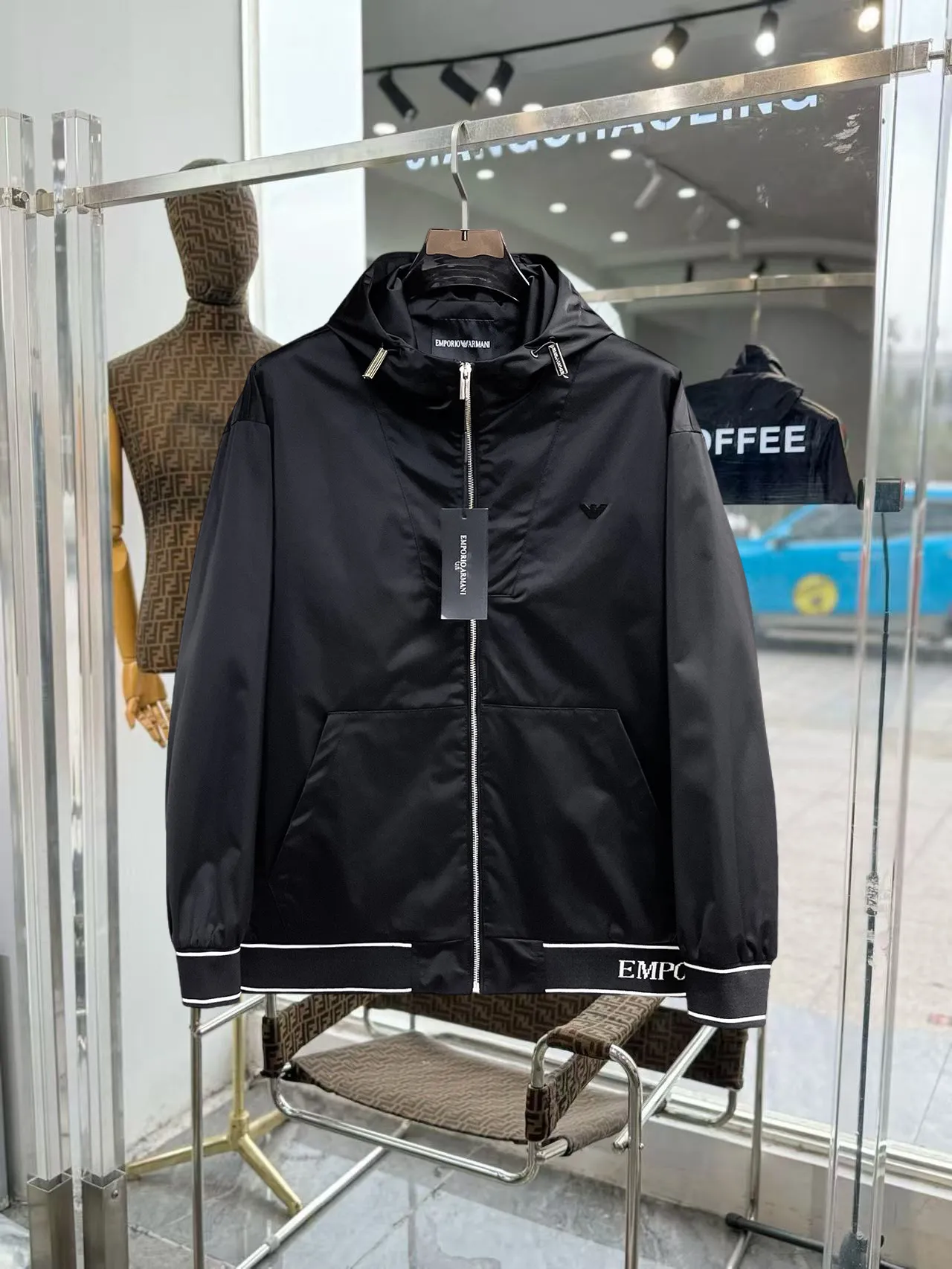 Armani official website Same Style, complete with three labels, on sale in advance. 2026 Autumn and Winter New Arrival men's jacket, Original with complete three labels, Premium version. Custom-made fabrics at the counter. Breathable, high comfort, impeccable details, brand element design concept, reflecting high quality. It feels delicate and soft, presents a casual cut, and has a great upper body shape. Sizes: M～3XL,